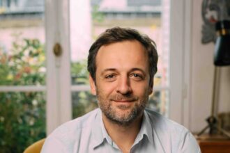 François-Régis Gaudry au repos (avant le repas)/ Photo : © Fr. VOLLMER