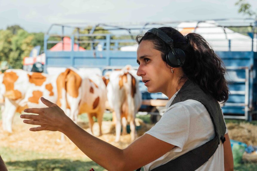 La réalisatrice, en train de préparer un plateau de fromage / Photo : © Laurent le Crabe