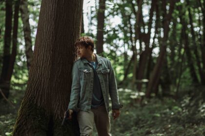 Dans la forêt lointaine, on entend le six-coups / Photo : © Sofie Gheysens